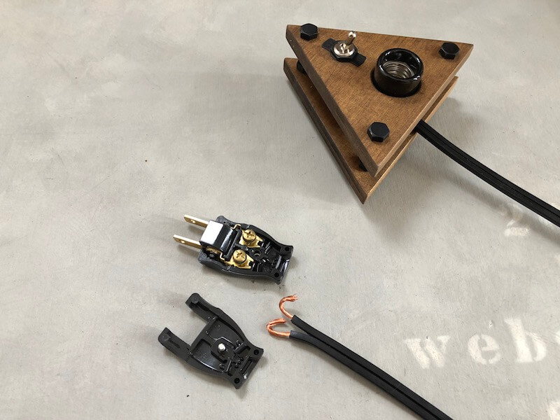 LEDビンテージスタンドライト　配線作業コンセント