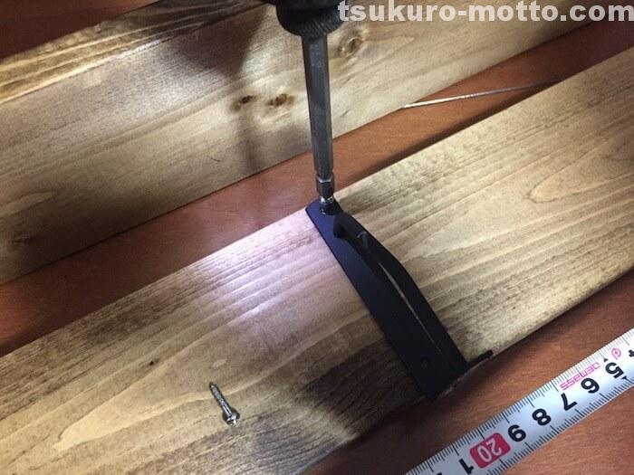 カレッジ　棚受け取り付け