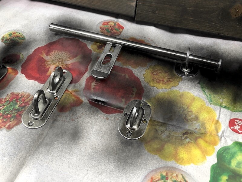 ヘリンボーン扉DIY　鍵塗装2