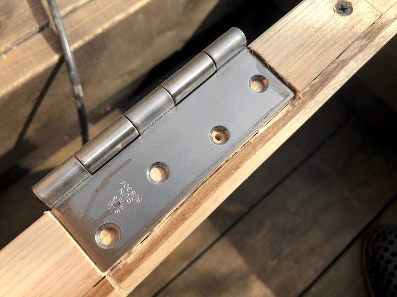 ヘリンボーンドアDIY　蝶番取付6