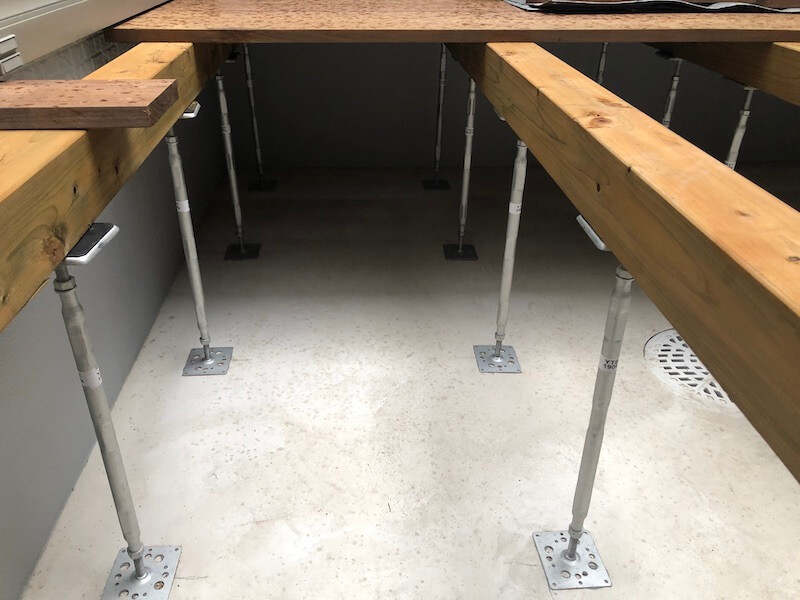 鋼製束ウッドデッキ 床貼り3