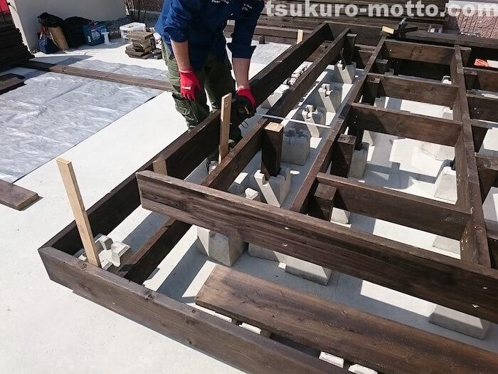 ウッドデッキDIY デッキ枠の固定3